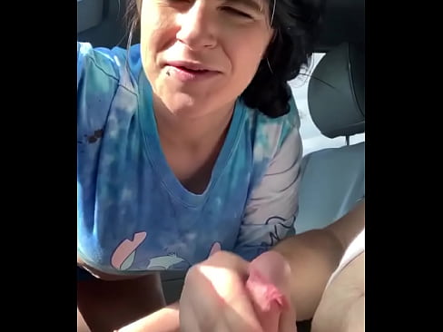 Шлюха рассказывает историю о том, как она впервые сосет член и сколько раз в день она сосет член, кончая